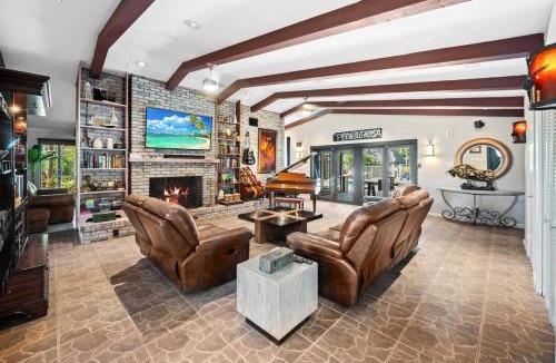 Survey Creek Villa | The Creek Resort - Revamped Chic 4BR Haven with Massive Pool, Hot Tub, and Outdoor Space