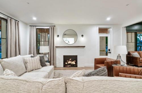 Sevierville House | The Davis Luxury Retreat Villa 1-Block from Dolly
