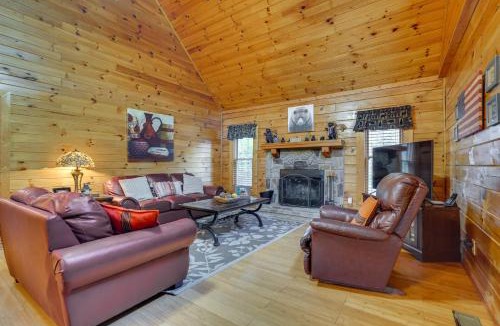 Sevierville House | ‘The Dreamer's Nest’ Sevierville Cabin w/Hot Tub!