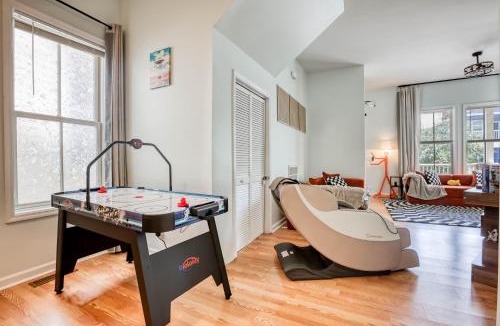 Metropolitan House | The Fun House - Parking - 2 King Bed, Massage Chair
