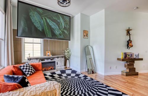 Metropolitan House | The Fun House - Parking - 2 King Bed, Massage Chair