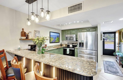 Clewiston Condo | The Gator Escape -Poolside Condo walk to Tiki Bar