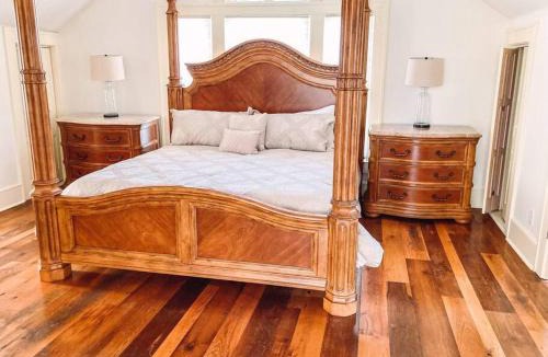 Duckpond House | The Gator Manor – 6 Bedrooms Walk to UF/Stadium