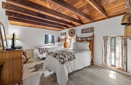 Dade City House | The Locke Inn Suites - Stay in Dade City's historic former jailhouse!