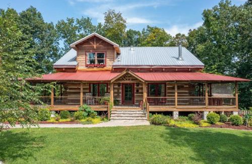 Cottontown House | The Log Palace Private Guest Suite
