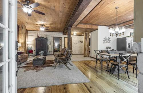 Cottontown House | The Log Palace Private Guest Suite