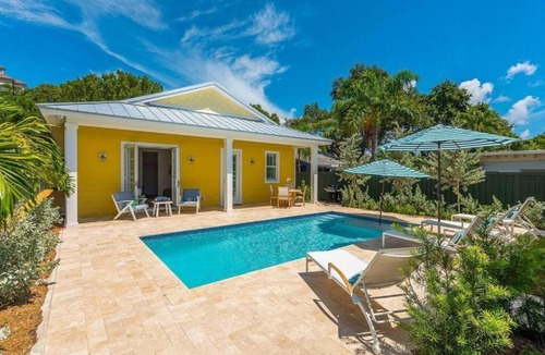 Grandview Heights House | The Luxe Sunshine Villa w Private Pool House