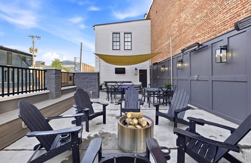 Butchertown House | The "Mint Julep" - Putting Green INCLUDED
