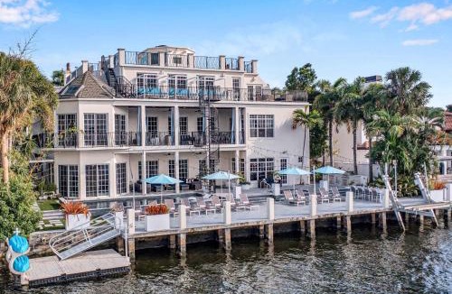 East Fort Lauderdale House | The Modern Castle Canal View Access Rooftop Living Greenhouse VlLLAS