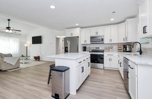 Kannapolis House | The Modern Getaway, 3-bedroom house in Kannapolis ✨