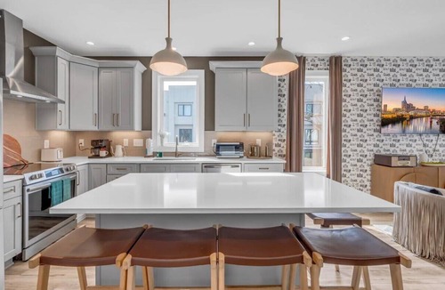 Katie Hill Neighborhood Apartment | The Modern Honkey: Rooftop Hot Tub | Sleeps 12!