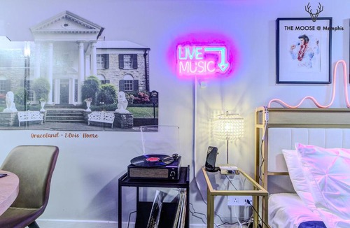 Downtown Memphis Apartment | The Moose #4 - Elvis Presley King Suite with Free Parking and WIFI