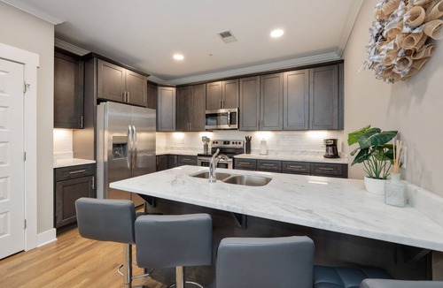 The Nations Apartment | The Nations | Modern 2BR | Parking | Sleeps 6