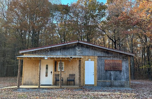 Lupton City RV Rental | The Ole Place ; Cozy cabin in charming Whitwell with AC