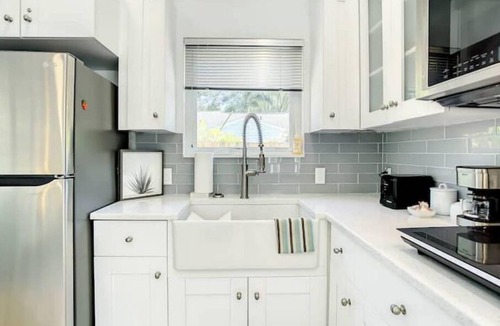 Disston Heights House | The Peacock Cottage/Downtown 10min