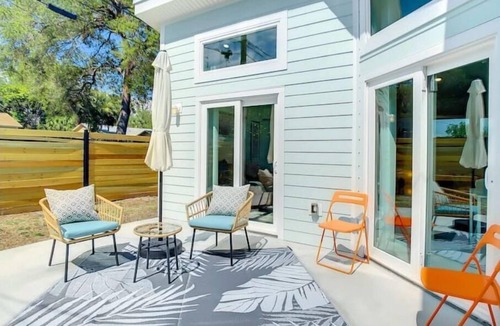 Disston Heights House | The Peacock Cottage/Downtown 10min