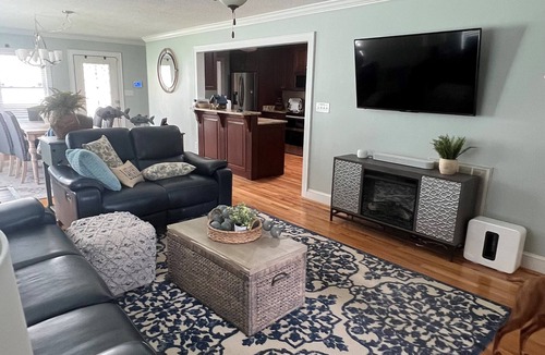 Prosperity House | The perfect lake retreat!