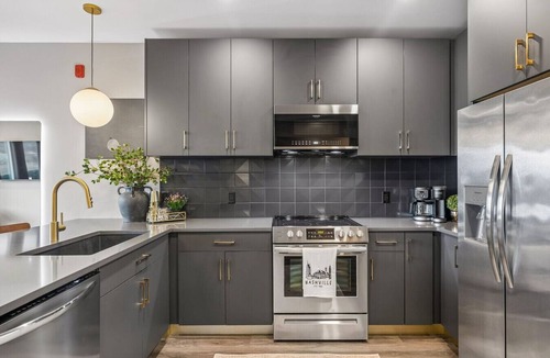 Rolling Mill Hill Apartment | THE Place: Chic 1BR|Heart of Nashville|Rooftop|Gym