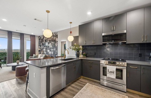 Rolling Mill Hill Apartment | THE Place: Chic 1BR|Heart of Nashville|Rooftop|Gym