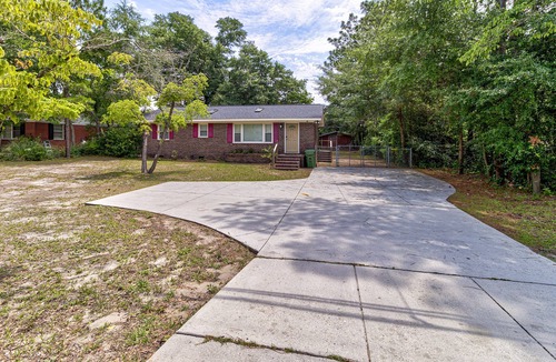 Wilmington House | The Rhythm Ranch 2BR/1BA minutes to UNCW & Wrightsville Beach!