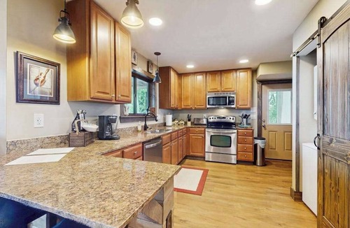 Franklin House | The Ridge House-EV charger with an Awesome View, Wifi and Full Kitchen