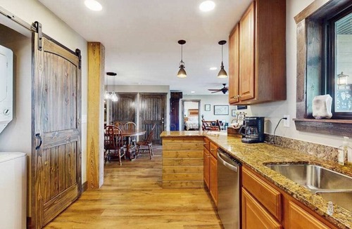 Franklin House | The Ridge House-EV charger with an Awesome View, Wifi and Full Kitchen