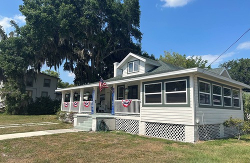 Umatilla House | The Rose on Lakeside nMount Dora-Umatillan4 Bedrooms n2 1/2 bathrooms nSleeps 10