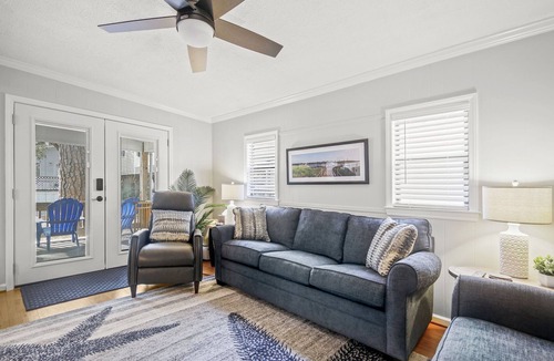 Surfside Beach Cottage | The Saltwater Cottage-Golf Cart & Linens Included in Ocean Lakes