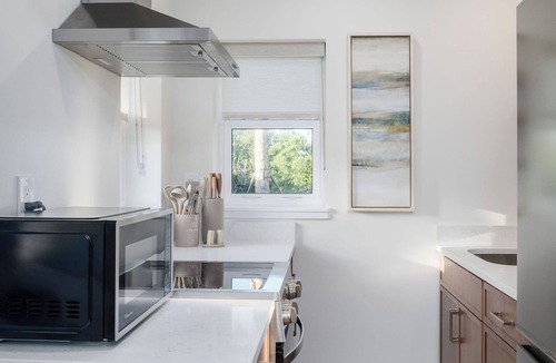 Vilano Beach Hotel | The Shoreline Apartment-Full Kitchen-5 min walk to beach!