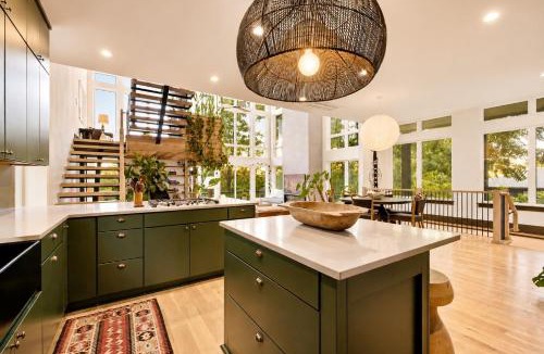Shelby Hills House | The Songwriter's Mansion Rooftop Spa & Skyline Views