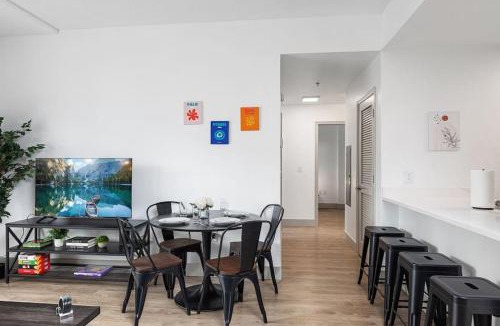 Charlotte Center City Apartment | The Tar Heel - Stylish 4BR with City Views - Free Parking - Gym - Pet-Friendly