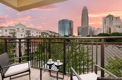 Charlotte Center City Apartment | The Tar Heel - Stylish 4BR with City Views - Free Parking - Gym