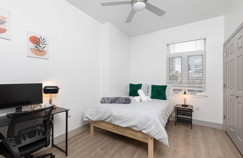 Charlotte Center City Apartment | The Tar Heel - Stylish 4BR with City Views - Free Parking - Gym