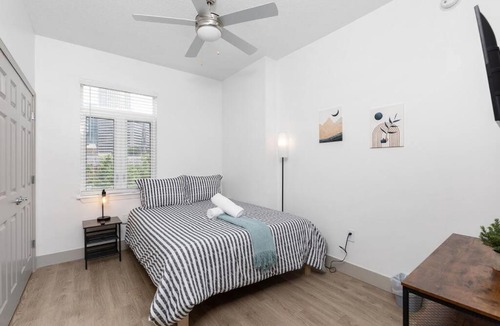 Charlotte Center City Apartment | The Tar Heel - Stylish 4BR with City Views - Free Parking - Gym