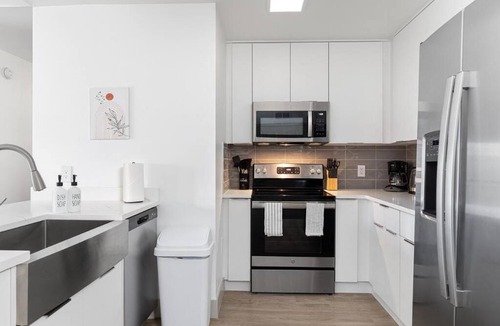 Charlotte Center City Apartment | The Tar Heel - Stylish 4BR with City Views - Free Parking - Gym