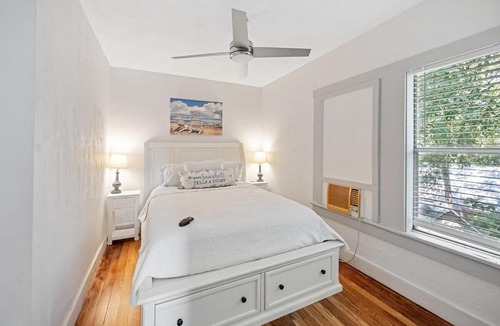 Tarpon Springs Apartment | The Tarpon Flat Bright 1BR Downtown Retreat