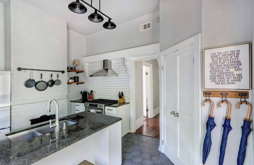 Historic Downtown Savannah House | The Taylor House Near Beautiful Whitefield Square