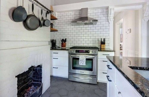Historic Downtown Savannah House | The Taylor House Near Beautiful Whitefield Square