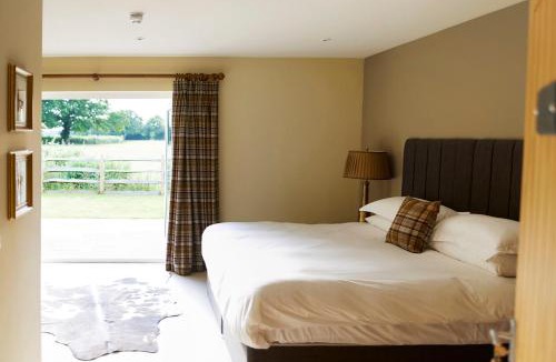 Abbess Roding Hotel | The Three Chimneys Country Pub
