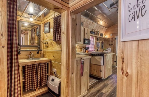 Sevierville House | The Tiny Barn, $560 FREE tickets each paid day