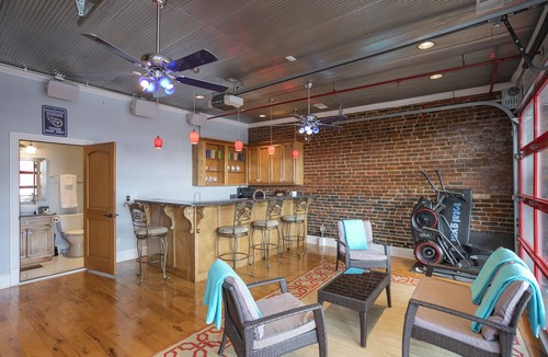 Downtown Nashville Condo | The Titan Penthouse Nashville-Rooftop Hot Tub Printer's Alley-steps to Broadway