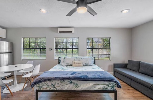 Gibsonton House | The Ultimate Waterfront View Hot Tub Sleeps 16+ Near Tampa