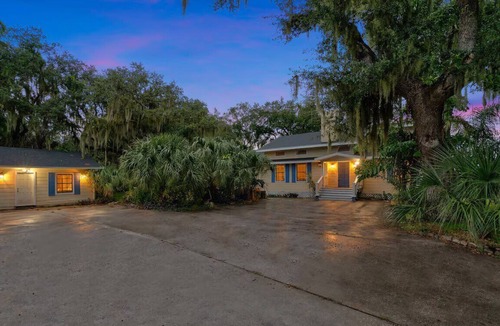 Gibsonton House | The Ultimate Waterfront View Hot Tub Sleeps 16+ Near Tampa