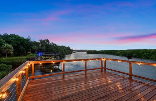 Gibsonton House | The Ultimate Waterfront View Hot Tub Sleeps 16+ Near Tampa