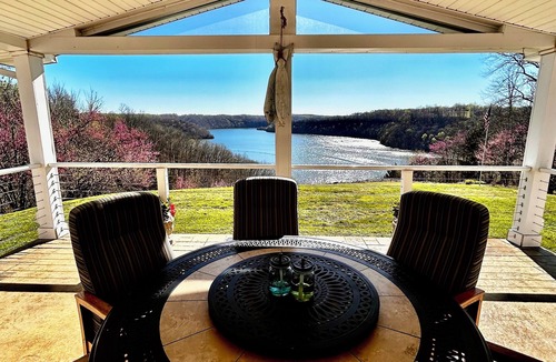 Albany House | tHidden Gem on Dale Hollow Lake– Breathtaking Views & Spacious, Secluded Comfort
