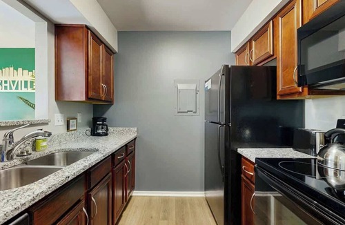 North Capitol Condo | Third-Floor Riverfront Condo w Balcony, Pool, & Fast WiFi - Near Broadway
