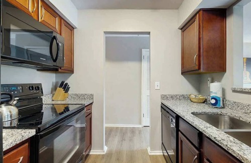 North Capitol Condo | Third-Floor Riverfront Condo w Balcony, Pool, & Fast WiFi - Near Broadway