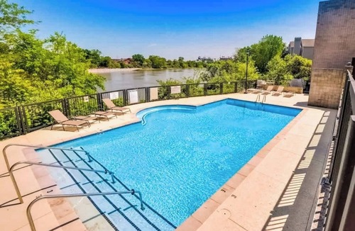 North Capitol Condo | Third-Floor Riverfront Condo w Balcony, Pool, & Fast WiFi - Near Broadway