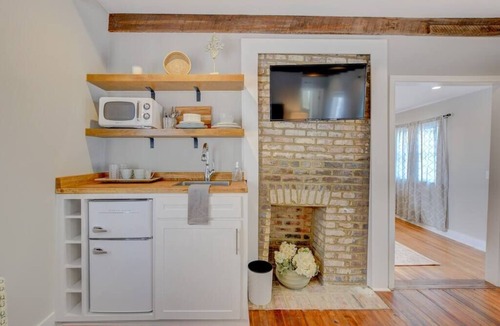 Downtown Charleston Apartment | This apartment is a 3 bedroom(s), 2 bathrooms, located in Charleston, SC.