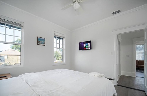 Five Points House | This house is a 1 bedroom(s), 1 bathrooms, located in Jacksonville, FL.